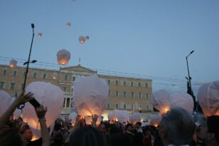 Ναυάγιο στην Πύλο: Γέμισε με φαναράκια ο ουρανός για τα θύματα της τραγωδίας