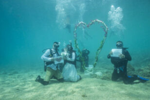 Αλόννησος: Εντυπωσιάζουν οι γάμοι στον βυθό της θάλασσας - Υποβρύχιες γαμήλιες φωτογραφήσεις