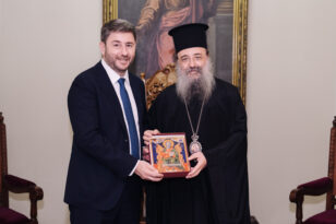 Ο πρόεδρος του ΠΑΣΟΚ-ΚΙΝΑΛ Νίκος Ανδρουλάκης επισκέφθηκε τον Μητροπολίτη Πατρών - ΦΩΤΟ