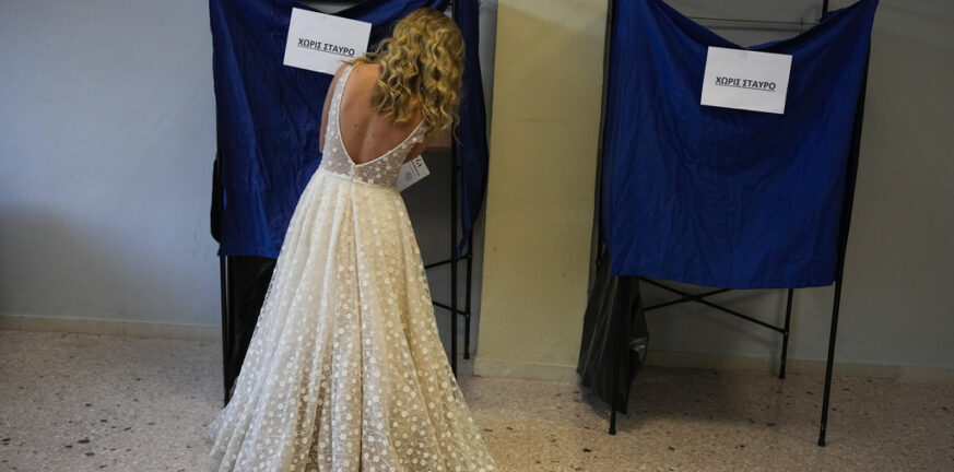 Εκλογές 2023: Στα «λευκά» κάτω από το παραβάν! - Παντρεύτηκε και πήγε με το νυφικό να ψηφίσει ΦΩΤΟ