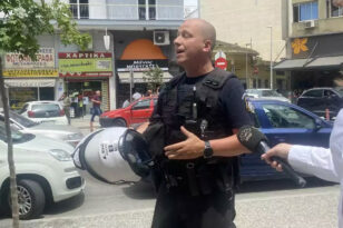 Θεσσαλονίκη: Πώς απεγκλώβισαν οι αστυνομικοί βρέφος από αυτοκίνητο - «Η μητέρα ούρλιαζε, έσπασα το τζάμι»
