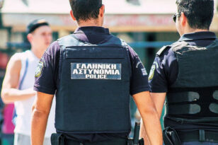 Κακουργηματική δίωξη στον αστυνομικό του αεροδρομίου «Μακεδονία» που συνελήφθη για διακίνηση μεταναστών