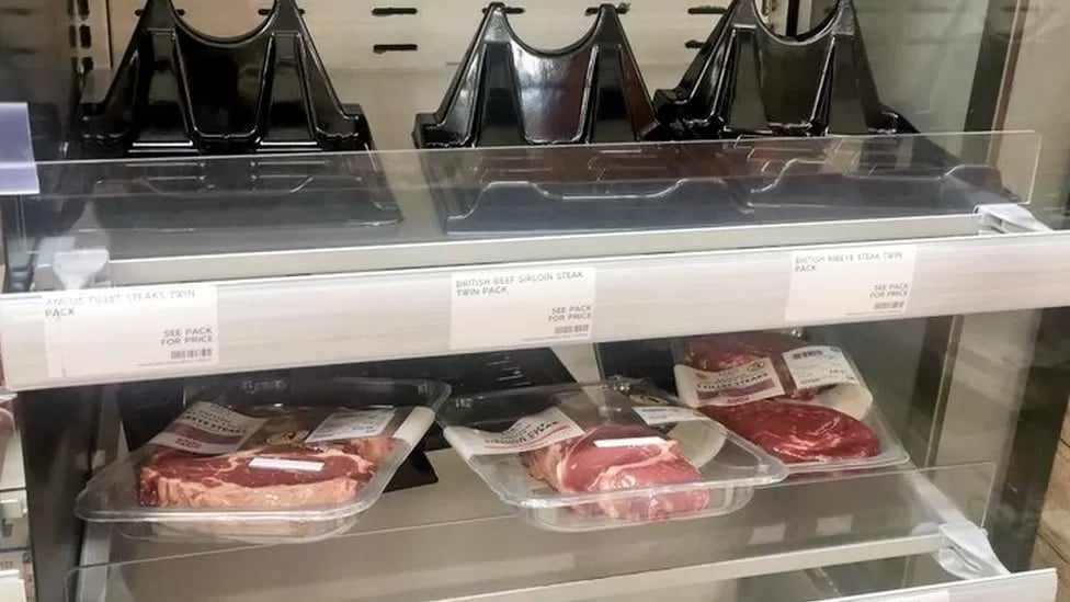 Βρετανία: Τα... άδεια βάζα στα ράφια των σούπερ μαρκετ και τα αντικλεπτικά στα κρέατα