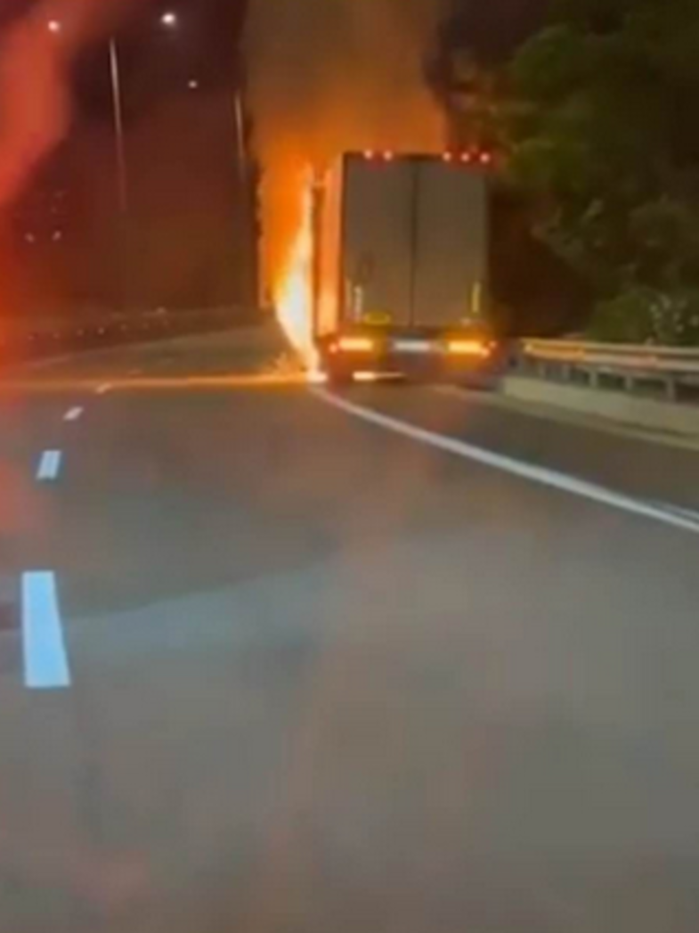Πάτρα: Τυλίχθηκε στις φλόγες φορτηγό στην Περιμετρική - ΦΩΤΟ