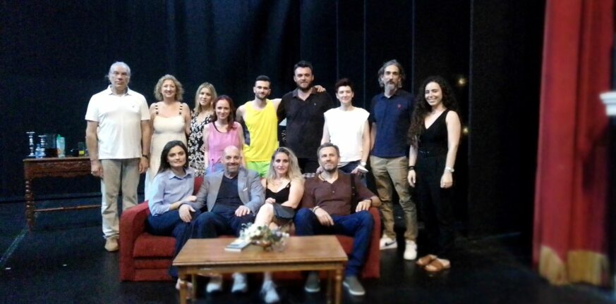 Πάτρα - «Μια φορά στις 15…»: Η θεατρική παράσταση του ΟΚΑΝΑ στο Δημοτικό Θέατρο Απόλλων