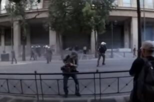 Επεισόδια στην Αθήνα: Αστυνομικός ψεκάζει αναίτια κατά πρόσωπο τον φωτορεπόρτερ Μάριο Λώλο - ΒΙΝΤΕΟ