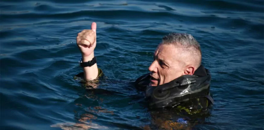 Κωνσταντίνος Φλώρος: Ο αρχηγός ΓΕΕΘΑ έκανε θαλάσσιο άλμα από ελικόπτερο - BINTEO