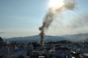 Υπό έλεγχο η φωτιά σε πολυκατοικία στην Αθήνα - Εξετάζεται γυναίκα από το ΕΚΑΒ