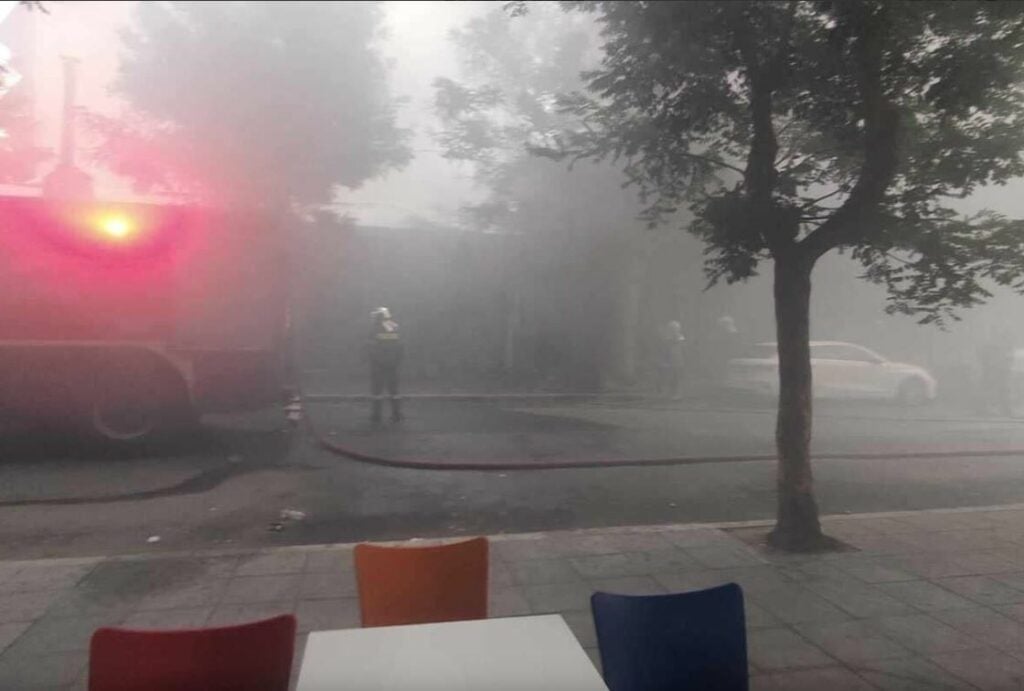 Συναγερμός στην Πυροσβεστική - Μεγάλη φωτιά σε εμπορικό στην Αθήνα, αποπνικτική η ατμόσφαιρα ΦΩΤΟ - ΒΙΝΤΕΟ