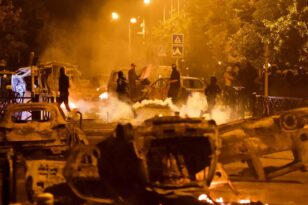 «Εμπόλεμη ζώνη» η Γαλλία: 45.000 αστυνομικοί στους δρόμους της χώρας - Συνεχίζονται τα επεισόδια μετά τον θάνατο του 17χρονου