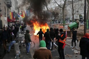 Γαλλία: Νεαρός διαδηλωτής έπεσε στο κενό από ταράτσα κτιρίου