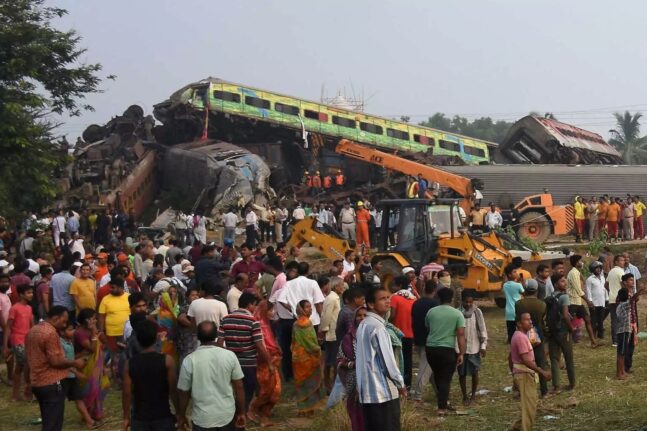 Σιδηροδρομικό δυστύχημα Ινδία: Οι Αρχές προσπαθούν να κατανοήσουν τα αίτια της τραγωδίας
