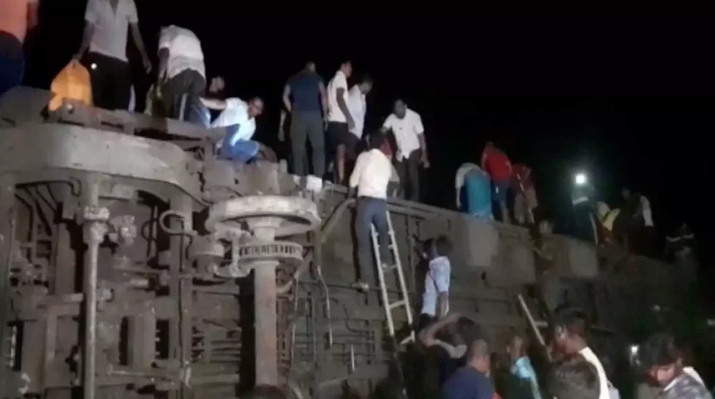 Ινδία: Τραγωδία με τουλάχιστον 288 νεκρούς και 900 τραυματίες από τη σύγκρουση τριών τρένων - BINTEO - ΦΩΤΟ