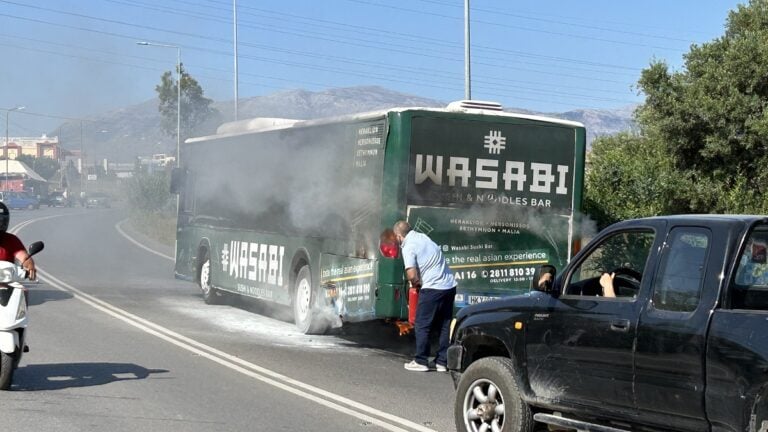 Ηράκλειο: Συναγερμός με φωτιά στον κινητήρα λεωφορείου του αστικού ΚΤΕΛ - ΦΩΤΟ