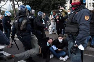 Ιταλία: «Βραχιολάκι» σε αστυνομικούς για ξυλοδαρμό σε βάρος πολιτών