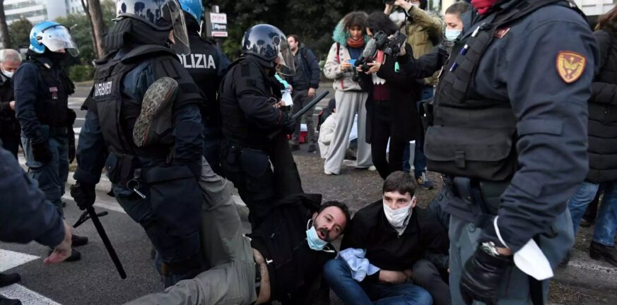 Ιταλία: «Βραχιολάκι» σε αστυνομικούς για ξυλοδαρμό σε βάρος πολιτών