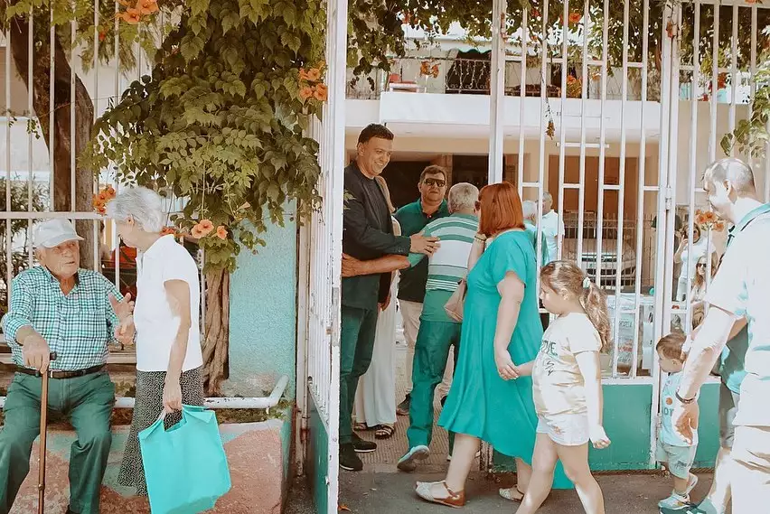 Βασίλης Κικίλιας: Αγκαλιά με την Τζένη Μπαλατσινού για να ψηφίσουν - ΦΩΤΟ