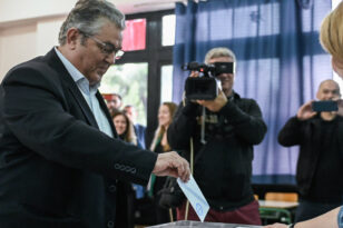 Εκλογές 2023: Πήγε να ψηφίσει ο Κουτσούμπας και δεν του έδωσαν ψηφοδέλτιο του ΚΚΕ!