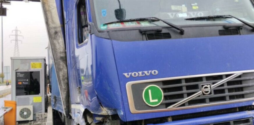 Εγνατία: Οδηγός νταλίκας δεν είδε τα διόδια και έπεσε πάνω τους - Σοκαριστικό τροχαίο ΦΩΤΟ