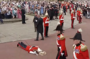 Βρετανία: Στρατιώτης λιποθύμησε από τη ζέστη κατά τη διάρκεια τελετής για τον βασιλιά Κάρολό ΒΙΝΤΕΟ