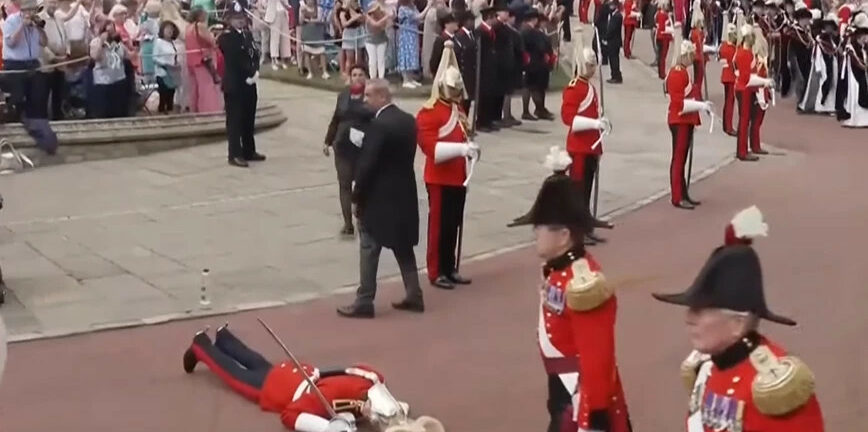 Βρετανία: Στρατιώτης λιποθύμησε από τη ζέστη κατά τη διάρκεια τελετής για τον βασιλιά Κάρολό ΒΙΝΤΕΟ