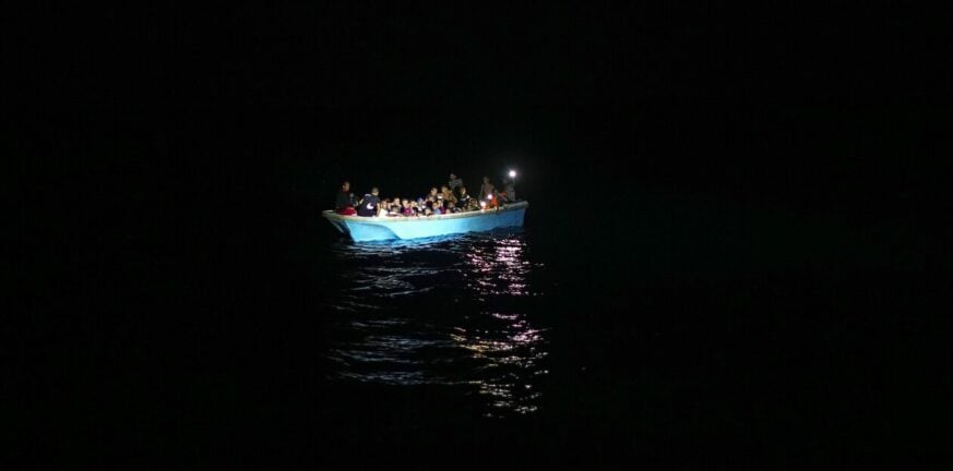 Ιταλία: Ακυβέρνητο πλοίο με 50 μετανάστες πλέει σε διεθνή χωρικά ύδατα