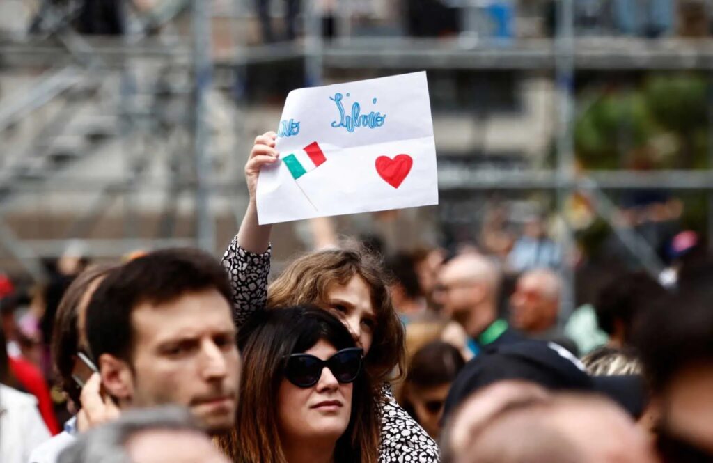 Κηδεία Σίλβιο Μπερλουσκόνι: Άρχισε η προσέλευση πολιτών στην πλατεία Ντουόμο του Μιλάνου – Θα αποτεφρωθεί η σορός του