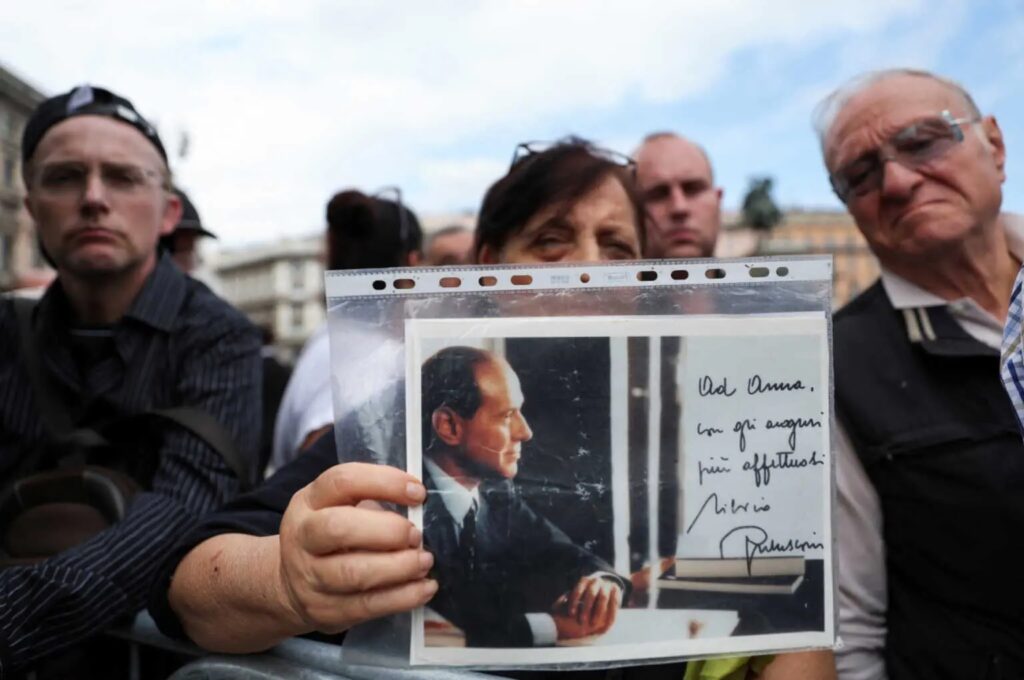 Κηδεία Σίλβιο Μπερλουσκόνι: Άρχισε η προσέλευση πολιτών στην πλατεία Ντουόμο του Μιλάνου – Θα αποτεφρωθεί η σορός του