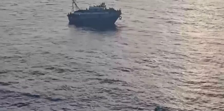 Ναυάγιο στην Πύλο: Βίντεο ντοκουμέντο με εμπορικό πλοίο να προμηθεύει με τρόφιμα και νερό το σκάφος