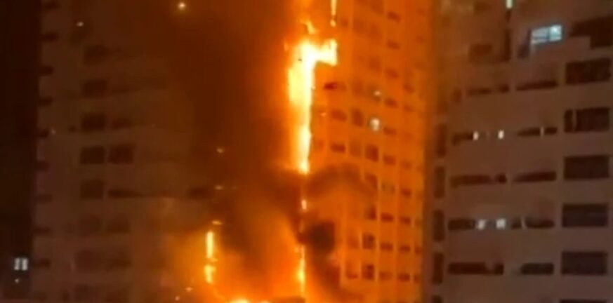 ΒΙΝΤΕΟ με ουρανοξύστη να έχει τυλιχθεί στις φλόγες στα Ηνωμένα Αραβικά Εμιράτα