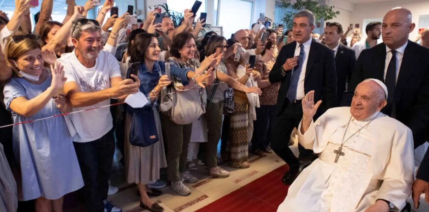 O πάπας Φραγκίσκος βγήκε από το νοσοκομείο: «Είμαι ακόμα ζωντανός» – Η αναφορά στην Πύλο