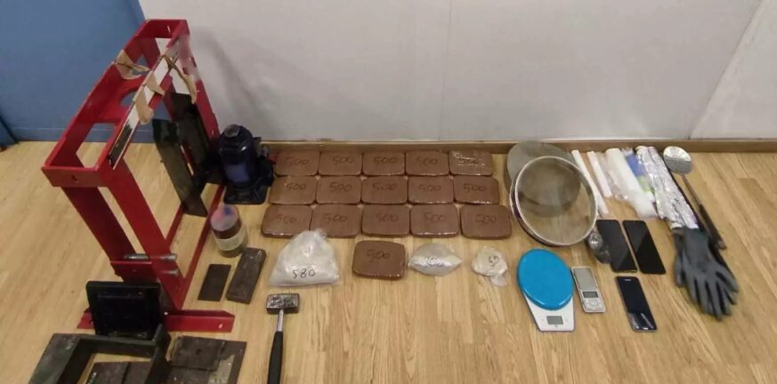 Πειραιάς: Είχε μετατρέψει το σπίτι του σε εργαστήριο ναρκωτικών – Βρέθηκαν 8 κιλά ηρωίνης
