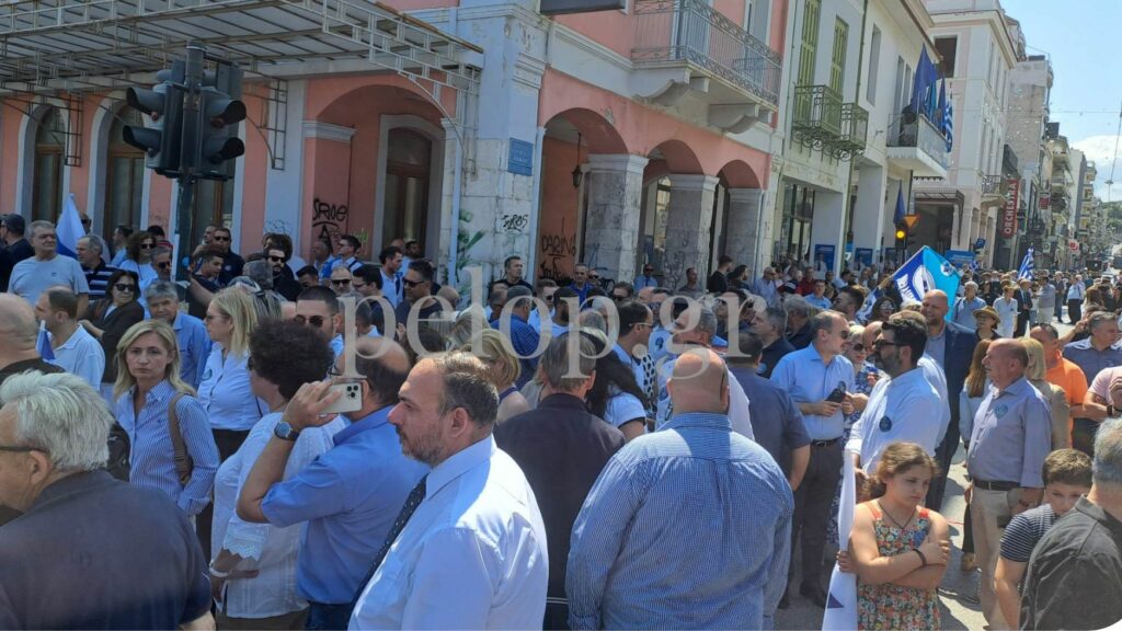 Ο Κυριάκος Μητσοτάκης στην Πάτρα - Υποδοχή με δάφνες στον πρόεδρο της ΝΔ - ΦΩΤΟ