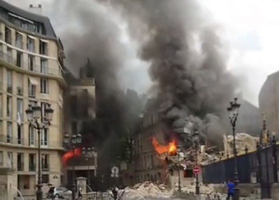 Έκρηξη στο Παρίσι: Παραδόθηκαν στις φλόγες κτίρια - Τουλάχιστον 16 οι τραυματίες ΦΩΤΟ - ΒΙΝΤΕΟ