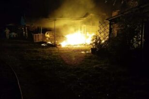 Φωτιά σε κάμπινγκ τα ξημερώματα στον Πλαταμώνα: Ένα τροχόσπιτο και αυτοκίνητο κάηκαν ολοσχερώς, ένας τραυματίας