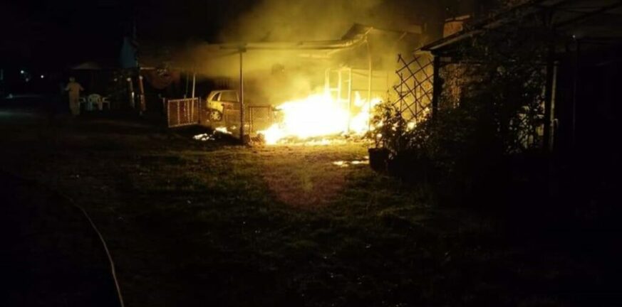 Φωτιά σε κάμπινγκ τα ξημερώματα στον Πλαταμώνα: Ένα τροχόσπιτο και αυτοκίνητο κάηκαν ολοσχερώς, ένας τραυματίας