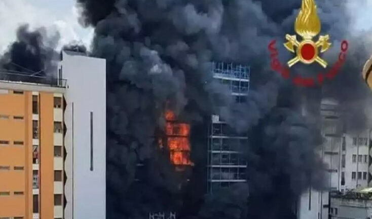 Τεράστια φωτιά σε κτίριο στη Ρώμη με αναφορές για πολλούς τραυματίες