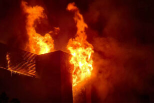 Φωτιά στην Εύβοια: Κάηκαν δύο σπίτια στην Χαραυγή – Εικόνες από το σημείο