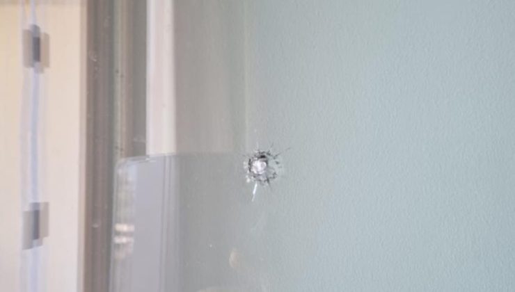 Σοκ στο Ρέθυμνο: Αδέσποτη σφαίρα κατέληξε σε παράθυρο παιδικού δωματίου