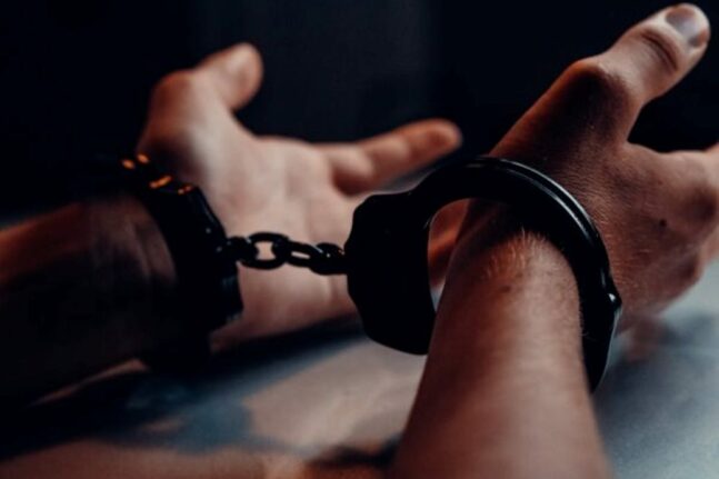 Στη φυλακή ο απόστρατος αξιωματικός της ΕΛ.ΑΣ. και άλλοι τέσσερις για το κύκλωμα παράνομων ελληνοποιήσεων