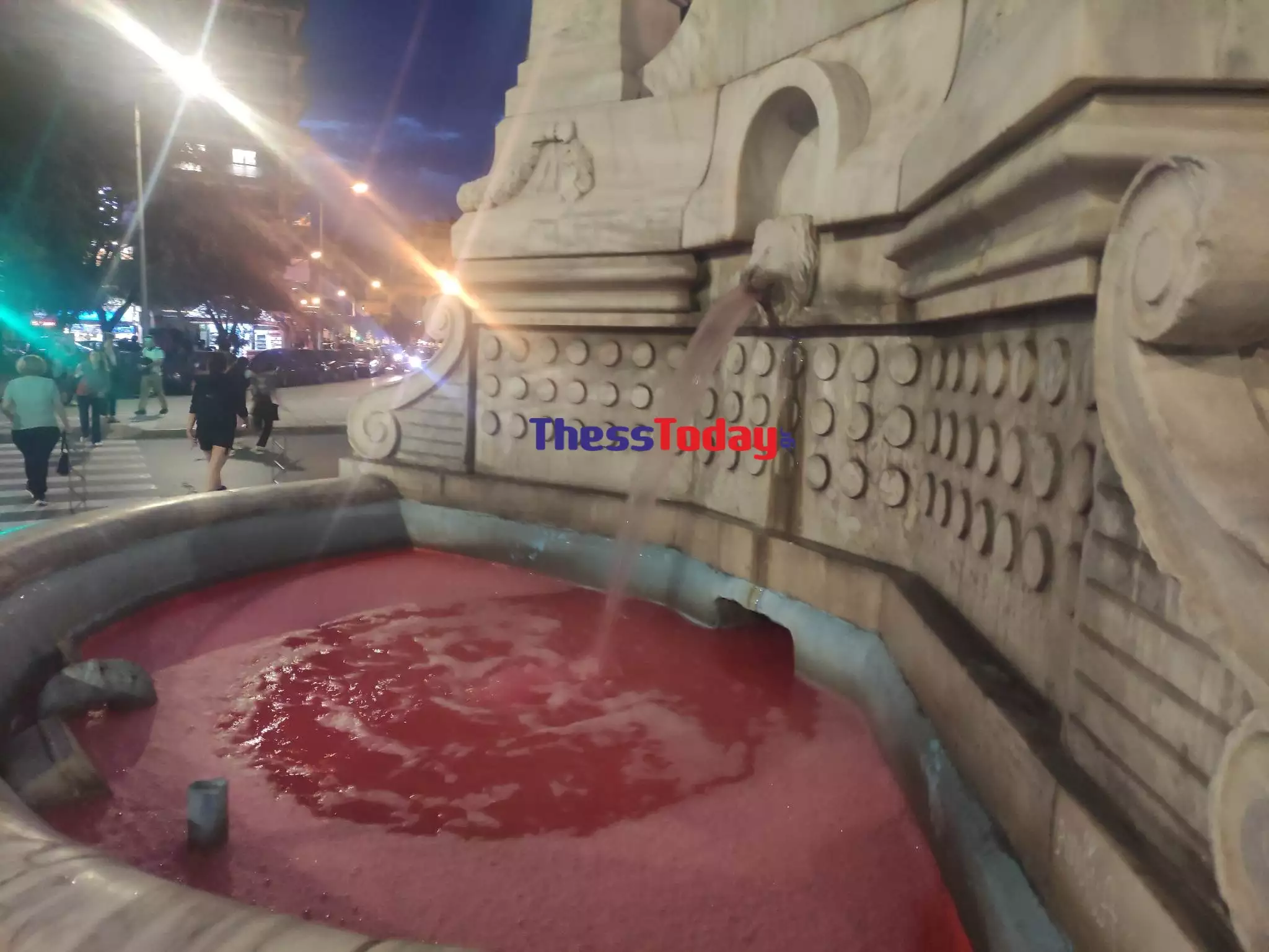 Ναυάγιο στην Πύλο: Κόκκινο το νερό στο σιντριβάνι στο κέντρο Θεσσαλονίκης - ΦΩΤΟ