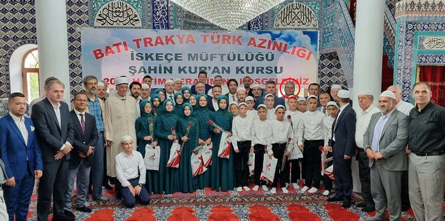 Εκλογές 2023: Υποψήφιος του ΣΥΡΙΖΑ φωτογραφήθηκε με πανό «τουρκική μειονότητα της Δυτικής Θράκης»