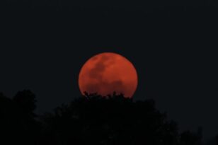 Πανσέληνος Ιουνίου: Μαγευτικές εικόνες από το «φεγγάρι της φράουλας»
