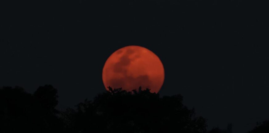 Πανσέληνος Ιουνίου: Μαγευτικές εικόνες από το «φεγγάρι της φράουλας»