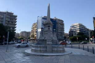 Ναυάγιο στην Πύλο: Κόκκινο το νερό στο σιντριβάνι στο κέντρο Θεσσαλονίκης - ΦΩΤΟ