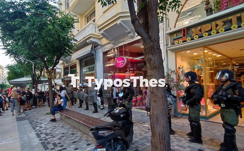 Αντιεξουσιαστές διέλυσαν το περίπτερο του κόμματος της Λατινοπούλου στη Θεσσαλονίκη - ΦΩΤΟ
