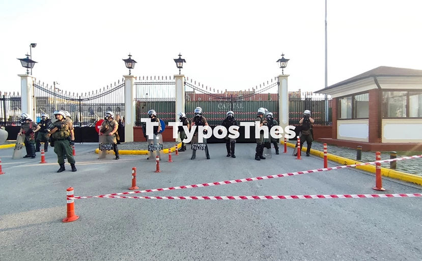 Αντιεξουσιαστές διέλυσαν το περίπτερο του κόμματος της Λατινοπούλου στη Θεσσαλονίκη - ΦΩΤΟ