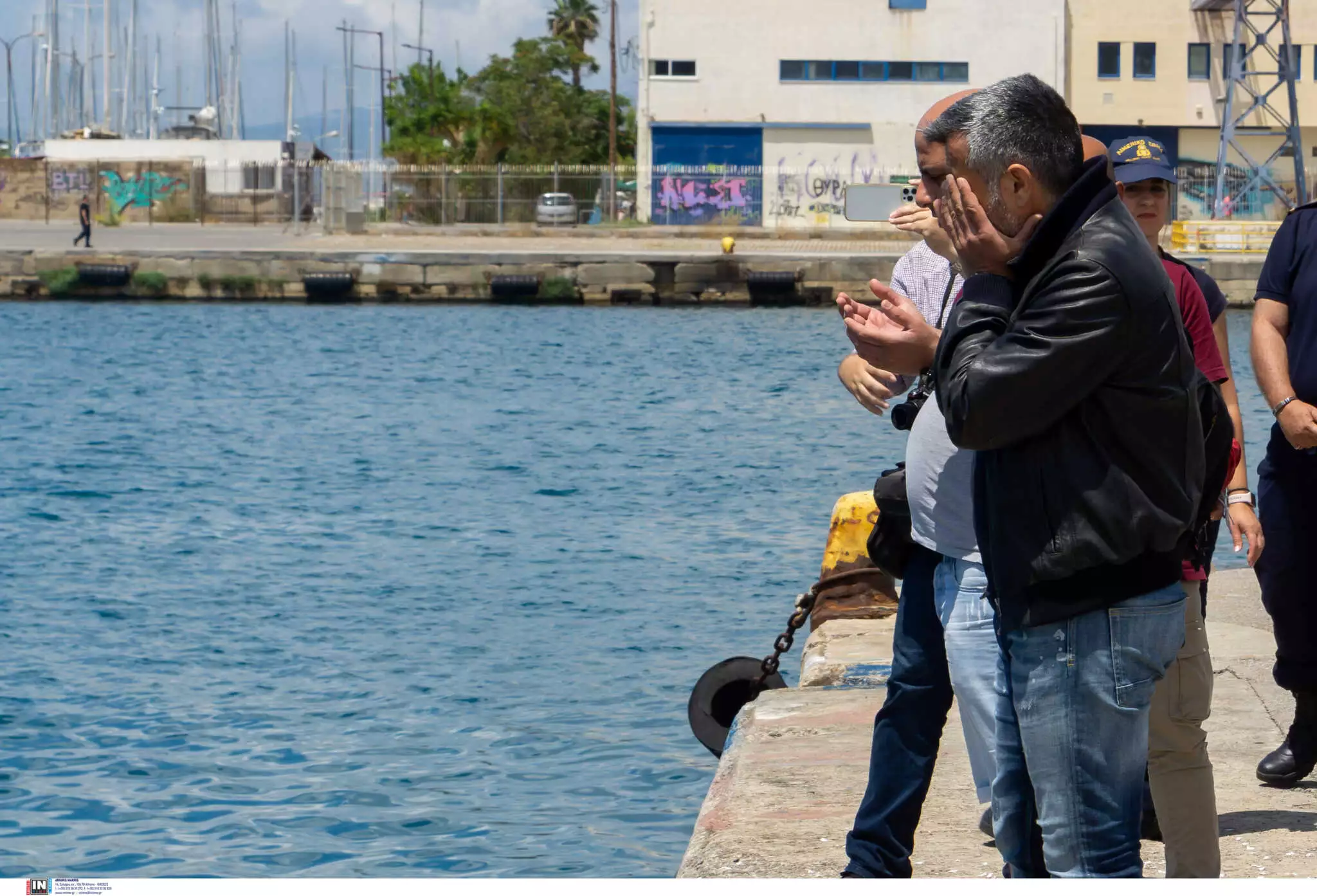 Καλαμάτα: Τρισάγιο για τα θύματα του ναυαγίου με ροδοπέταλα στη θάλασσα