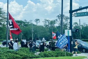 Disney World: Διαδήλωση και σημαίες με σβάστικες έξω από το θεματικό πάρκο στη Φλόριντα