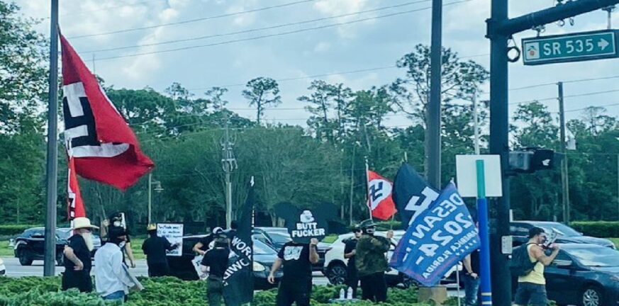 Disney World: Διαδήλωση και σημαίες με σβάστικες έξω από το θεματικό πάρκο στη Φλόριντα
